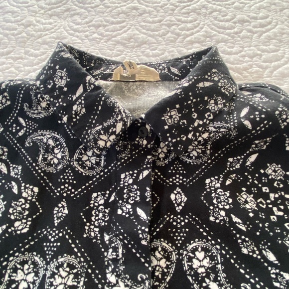Black and White Paisley Print High Low Cap Sleeve Button Up Shirt Size Large - Picture 7 of 14